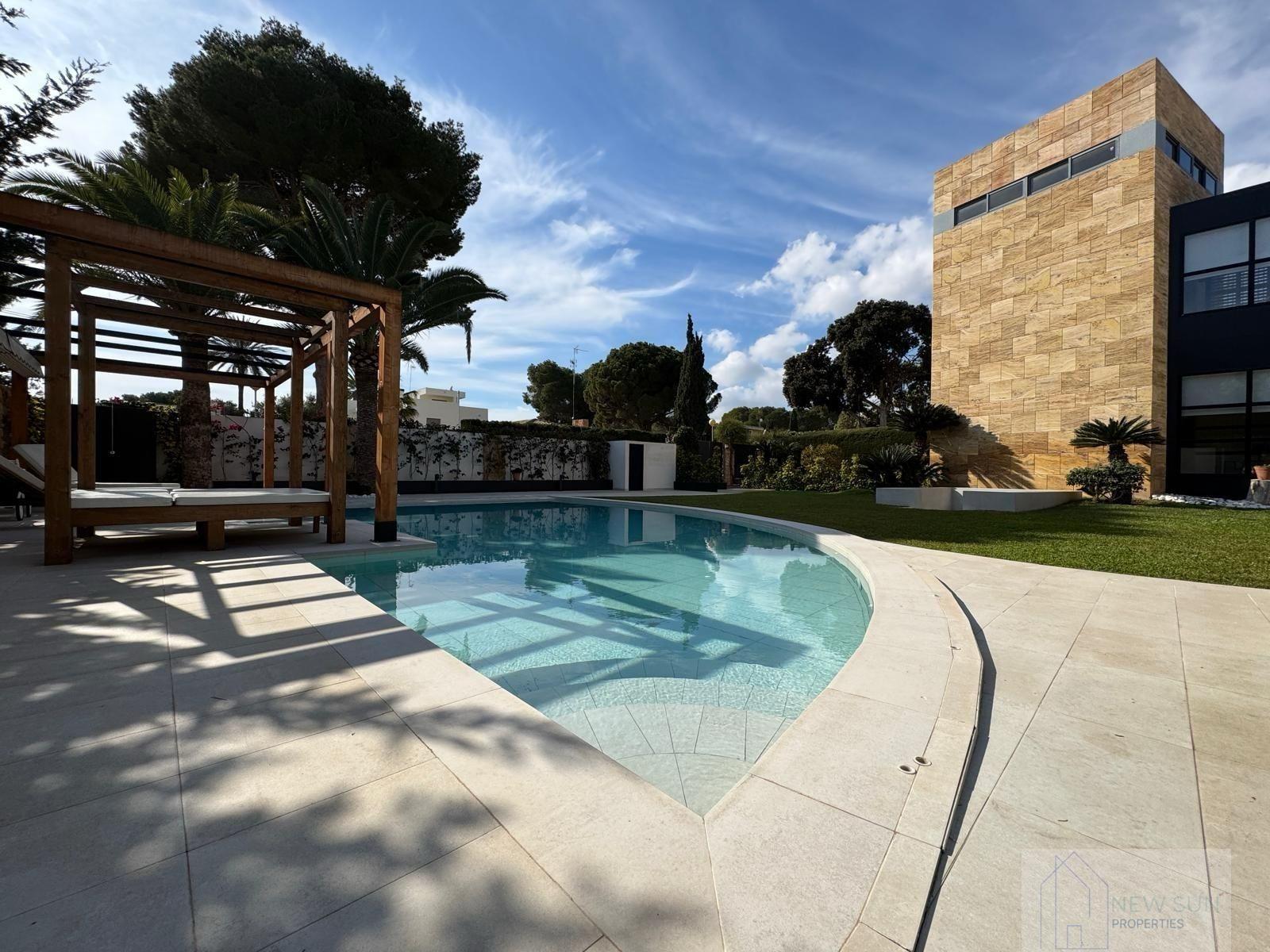 For sale of villa in Orihuela Costa