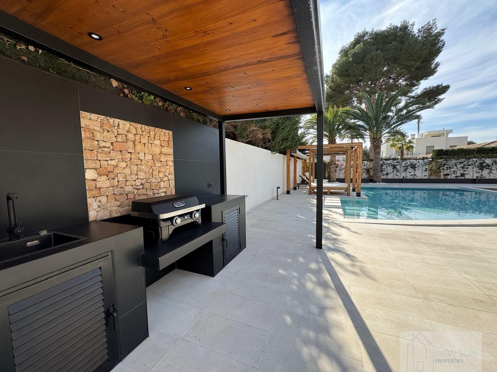 For sale of villa in Orihuela Costa