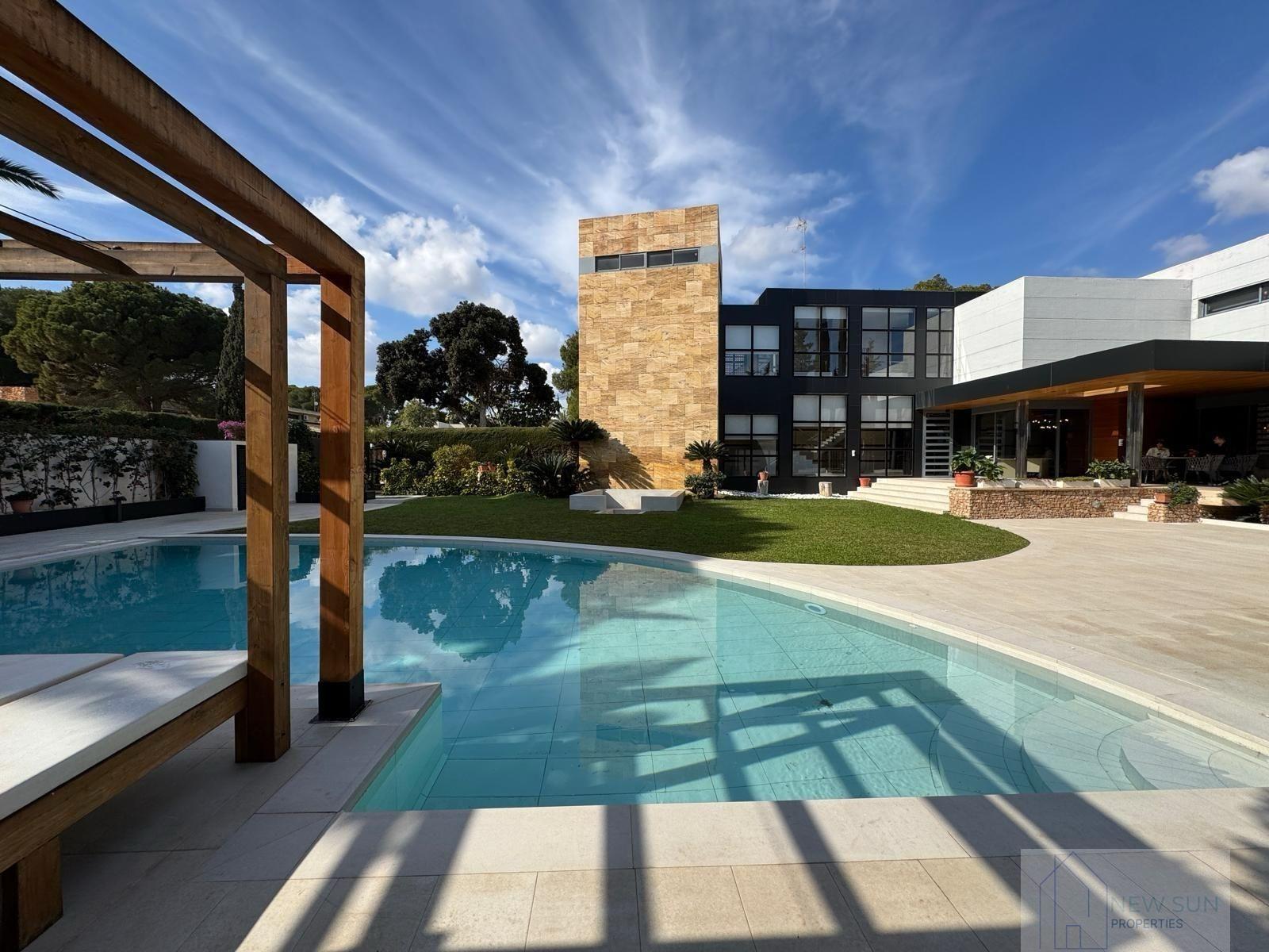 For sale of villa in Orihuela Costa