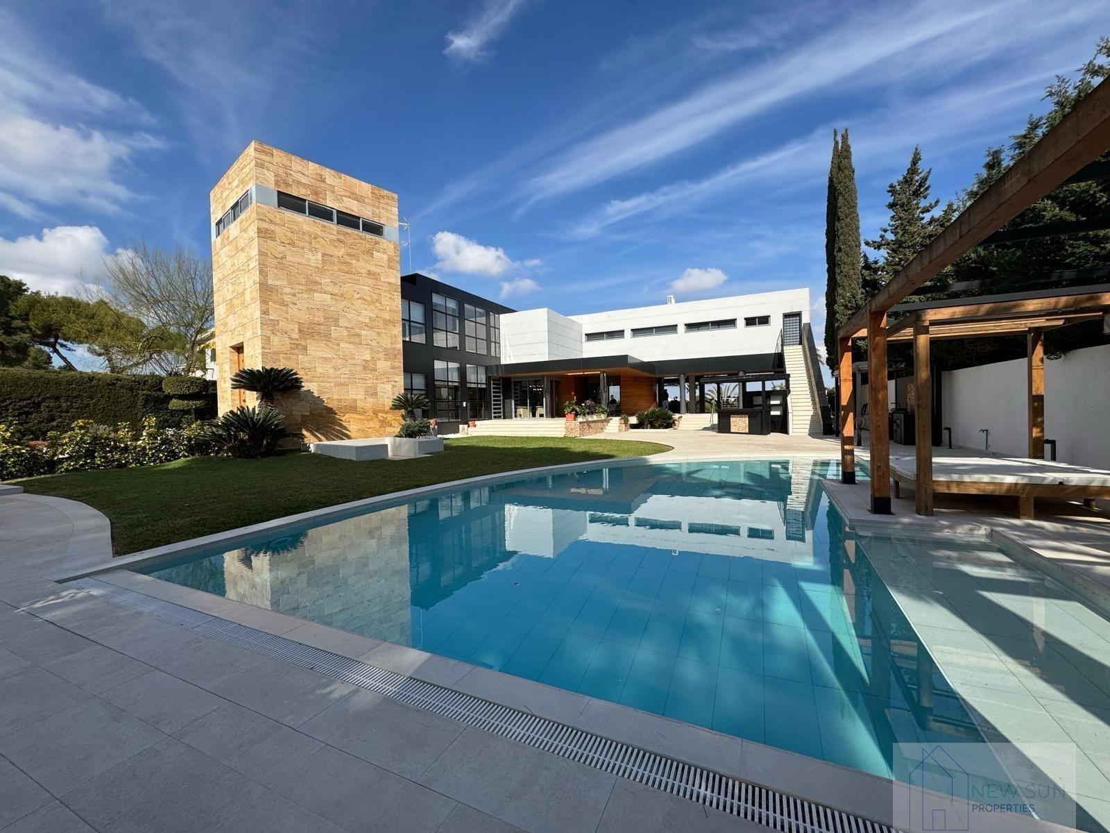 For sale of villa in Orihuela Costa