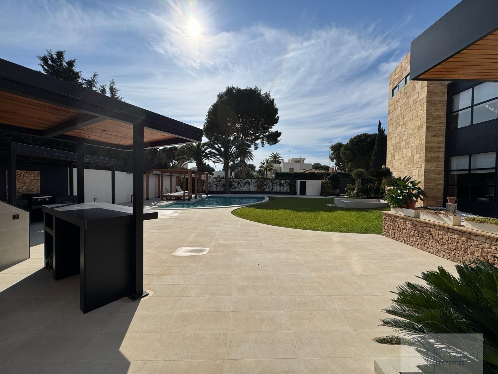 For sale of villa in Orihuela Costa