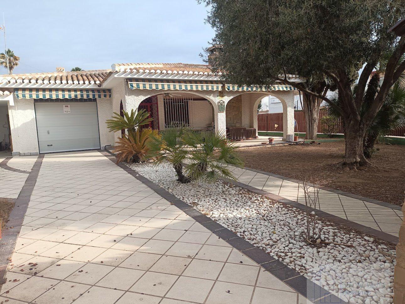 For sale of villa in Orihuela Costa