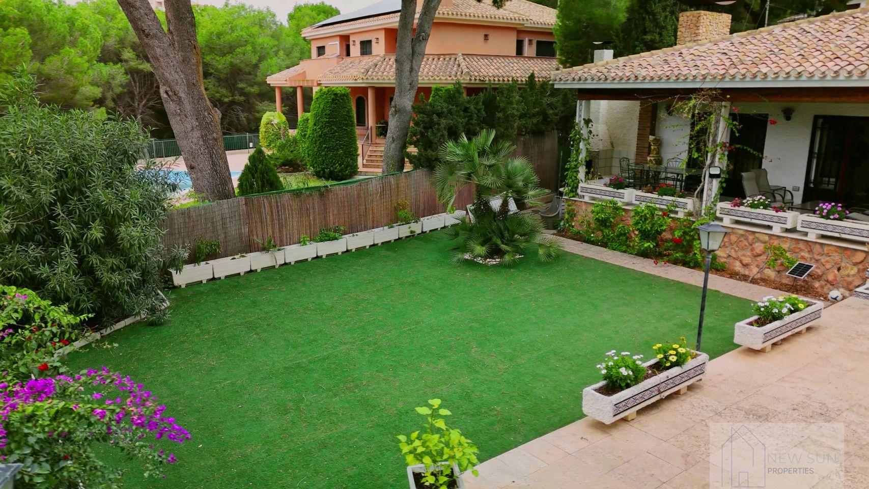 For sale of villa in Orihuela Costa