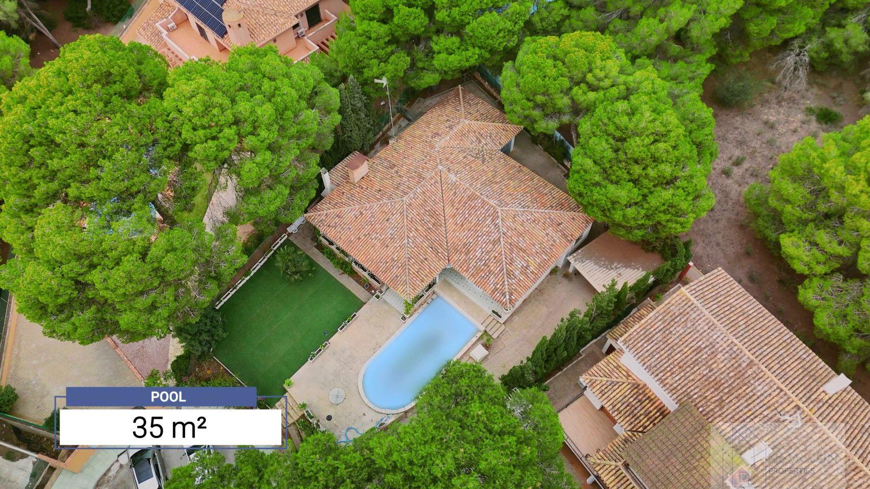 For sale of villa in Orihuela Costa