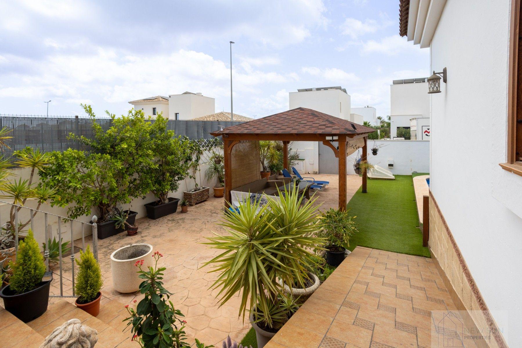 For sale of chalet in Los Montesinos