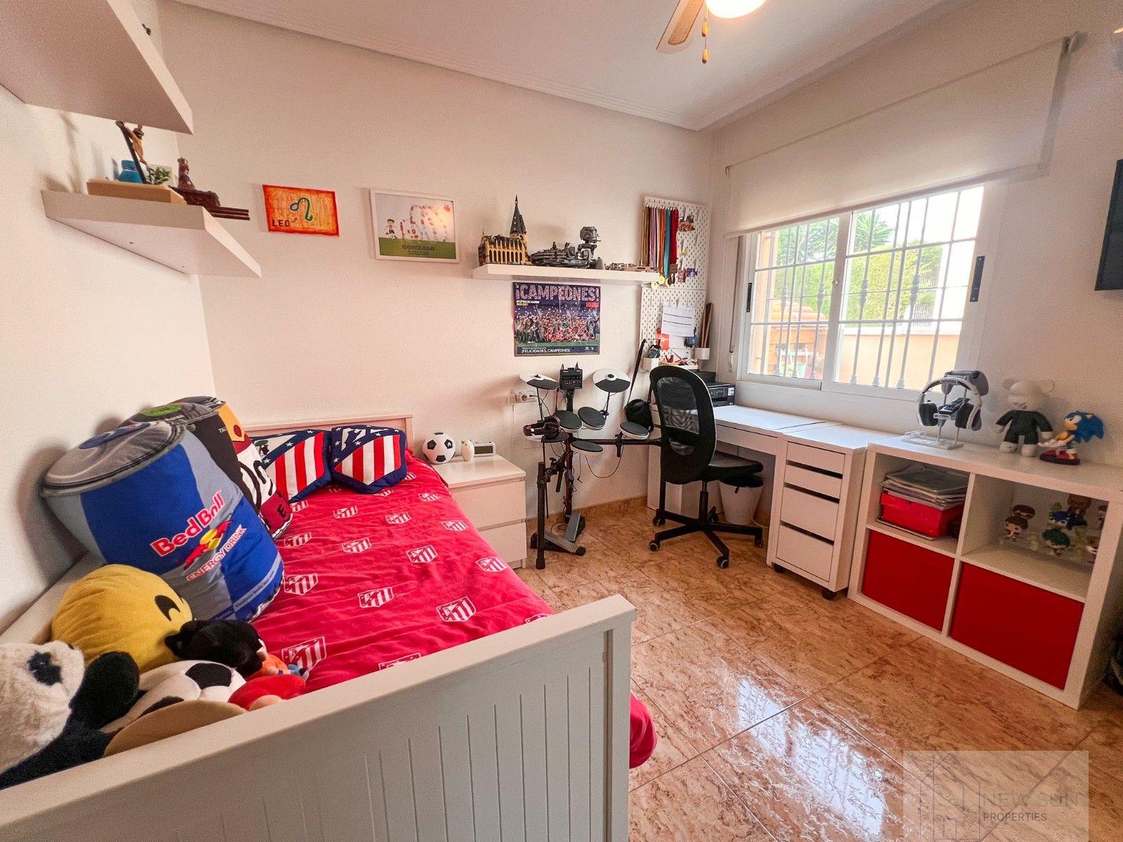 For sale of villa in Guardamar del Segura