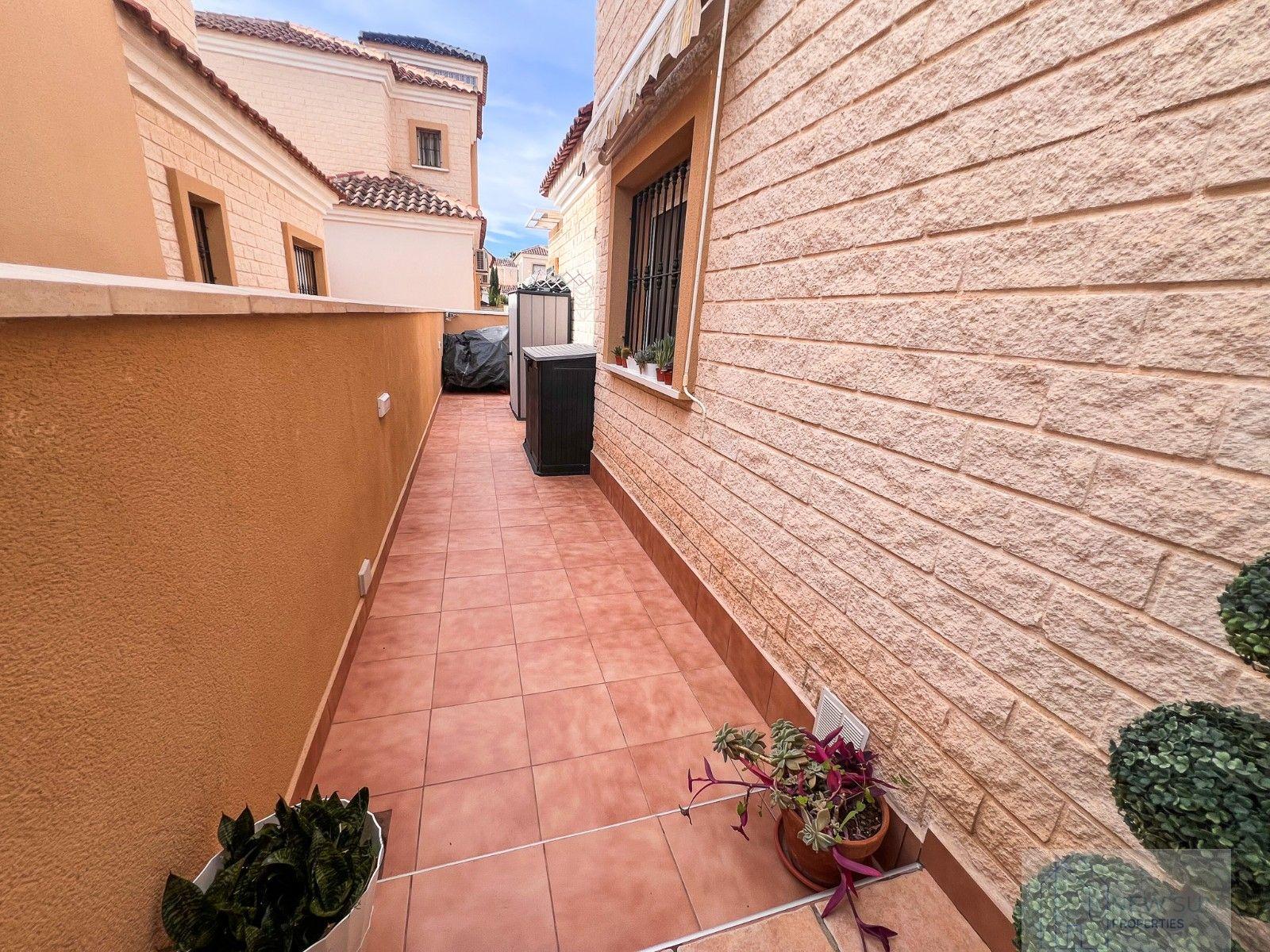 For sale of villa in Guardamar del Segura