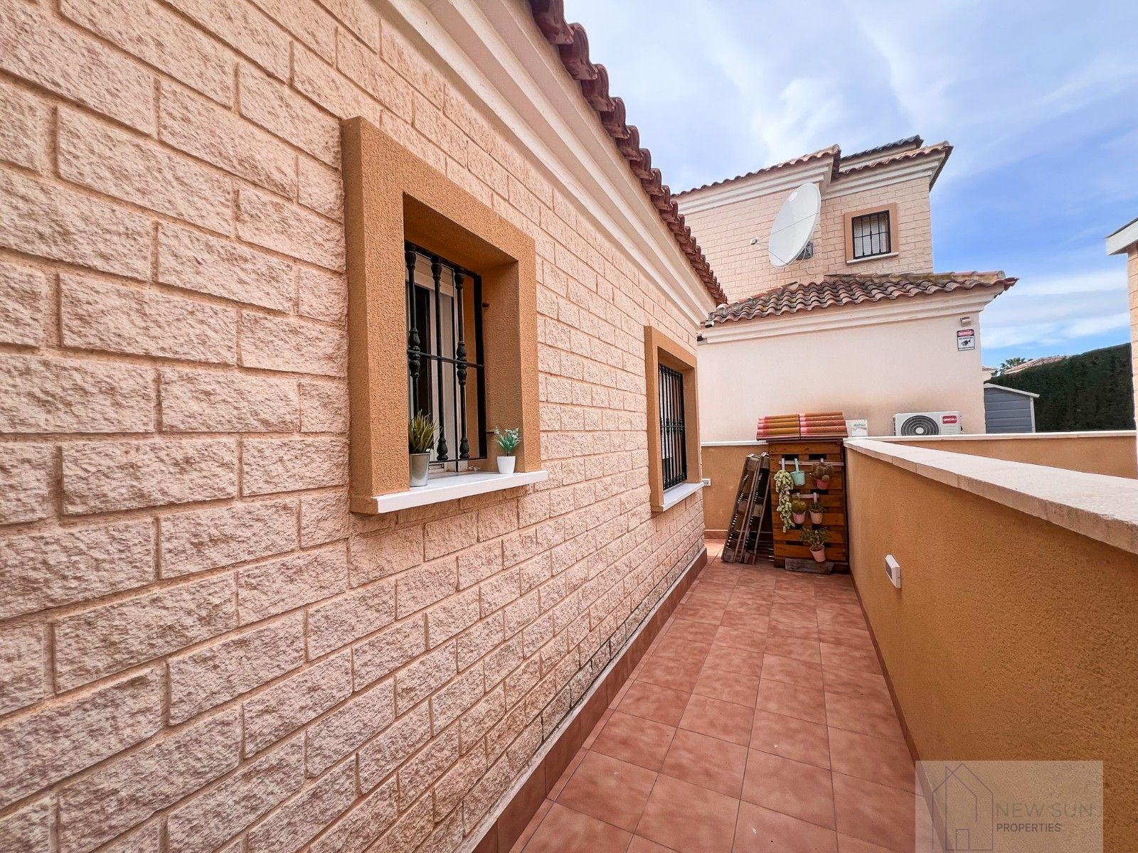For sale of villa in Guardamar del Segura