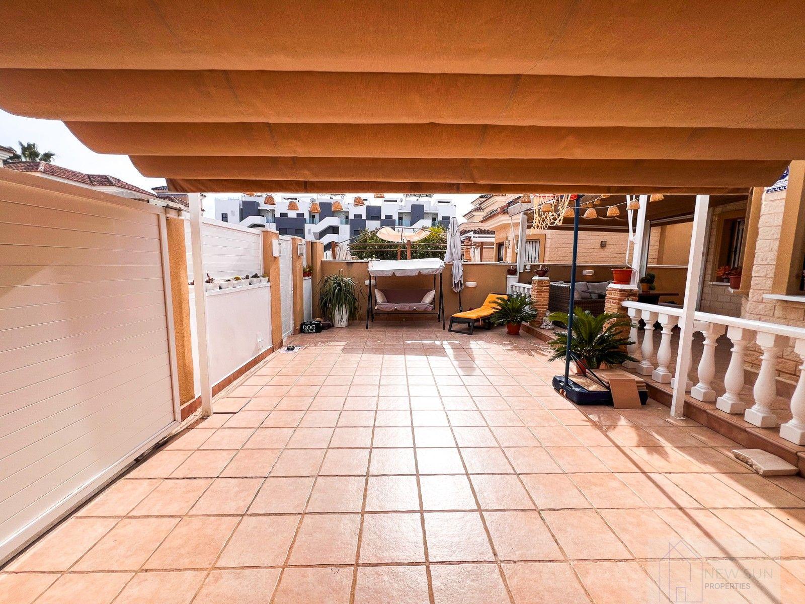 For sale of villa in Guardamar del Segura