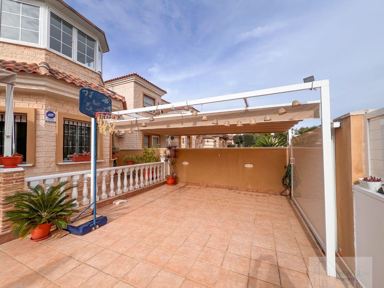 For sale of villa in Guardamar del Segura