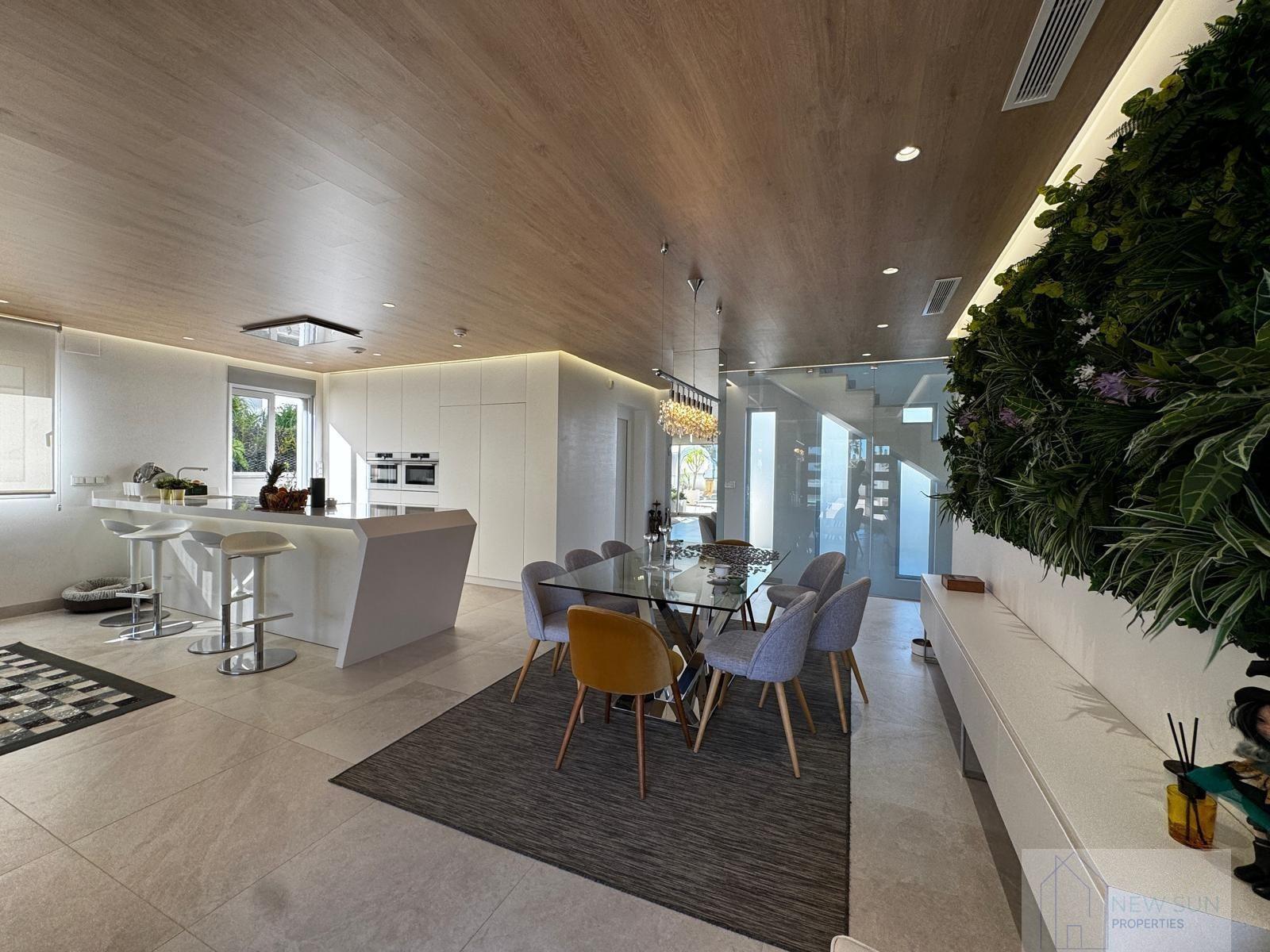 For sale of villa in Orihuela Costa