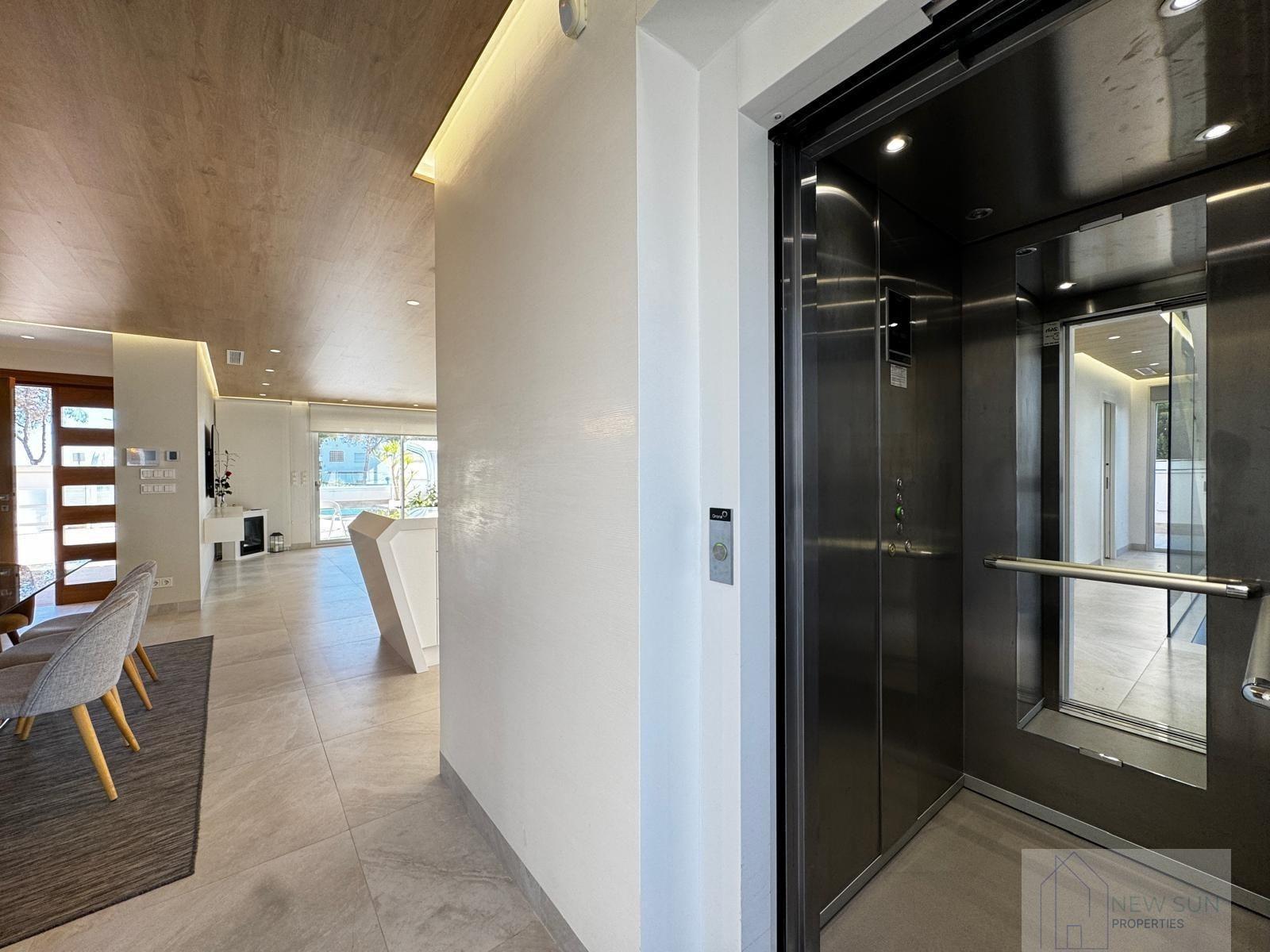 For sale of villa in Orihuela Costa