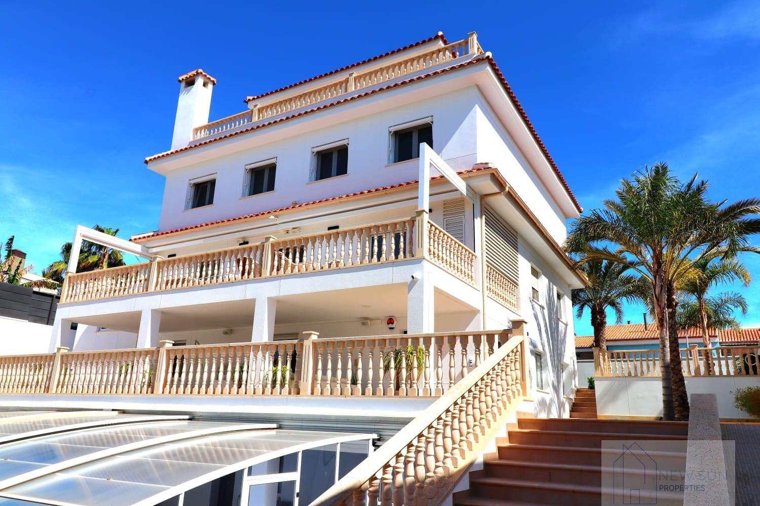 For sale of villa in Orihuela Costa