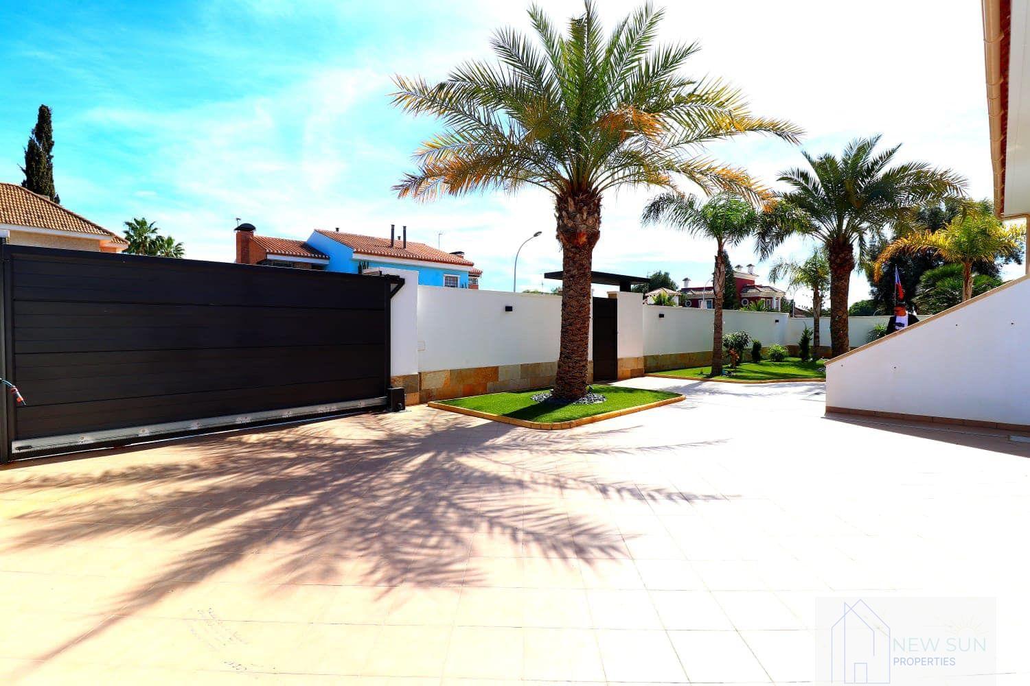 For sale of villa in Orihuela Costa