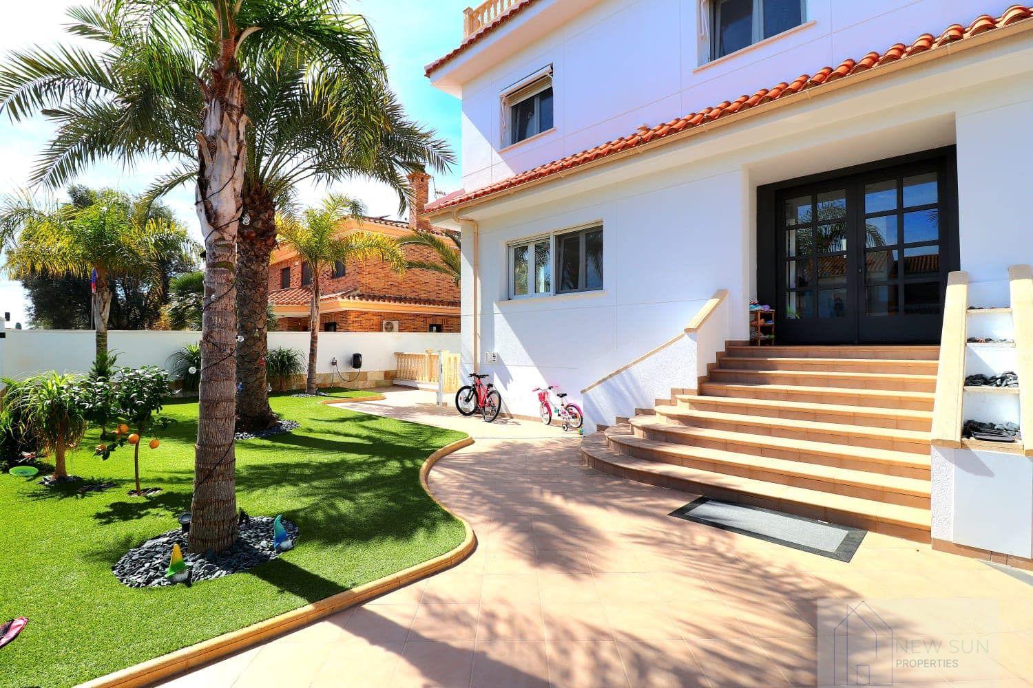 For sale of villa in Orihuela Costa