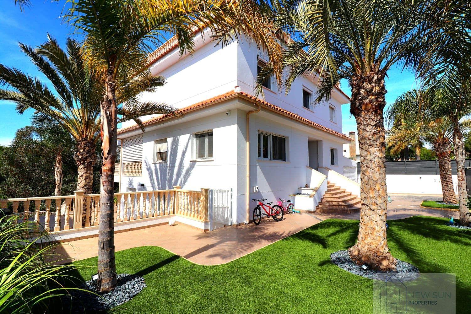 For sale of villa in Orihuela Costa