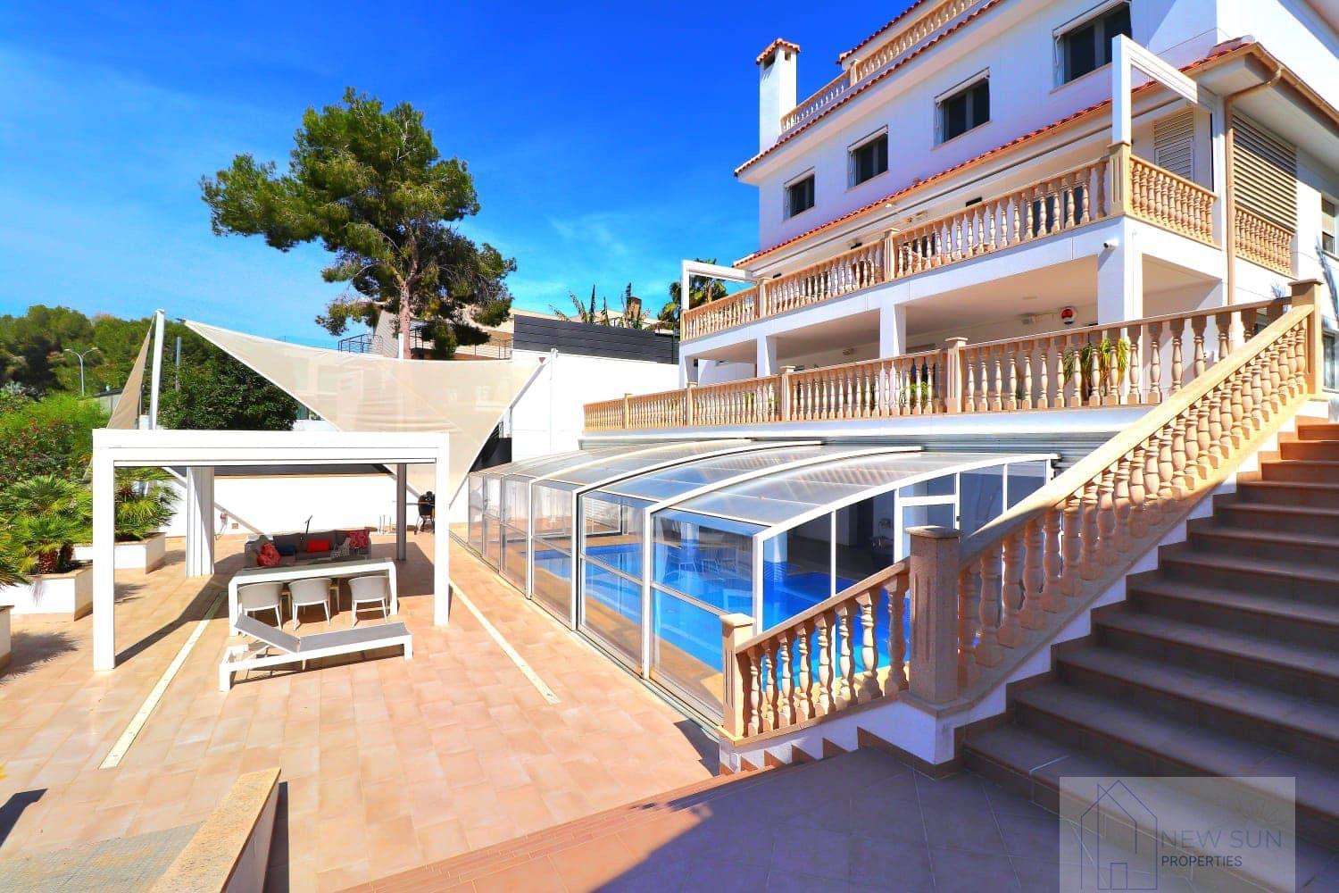 For sale of villa in Orihuela Costa