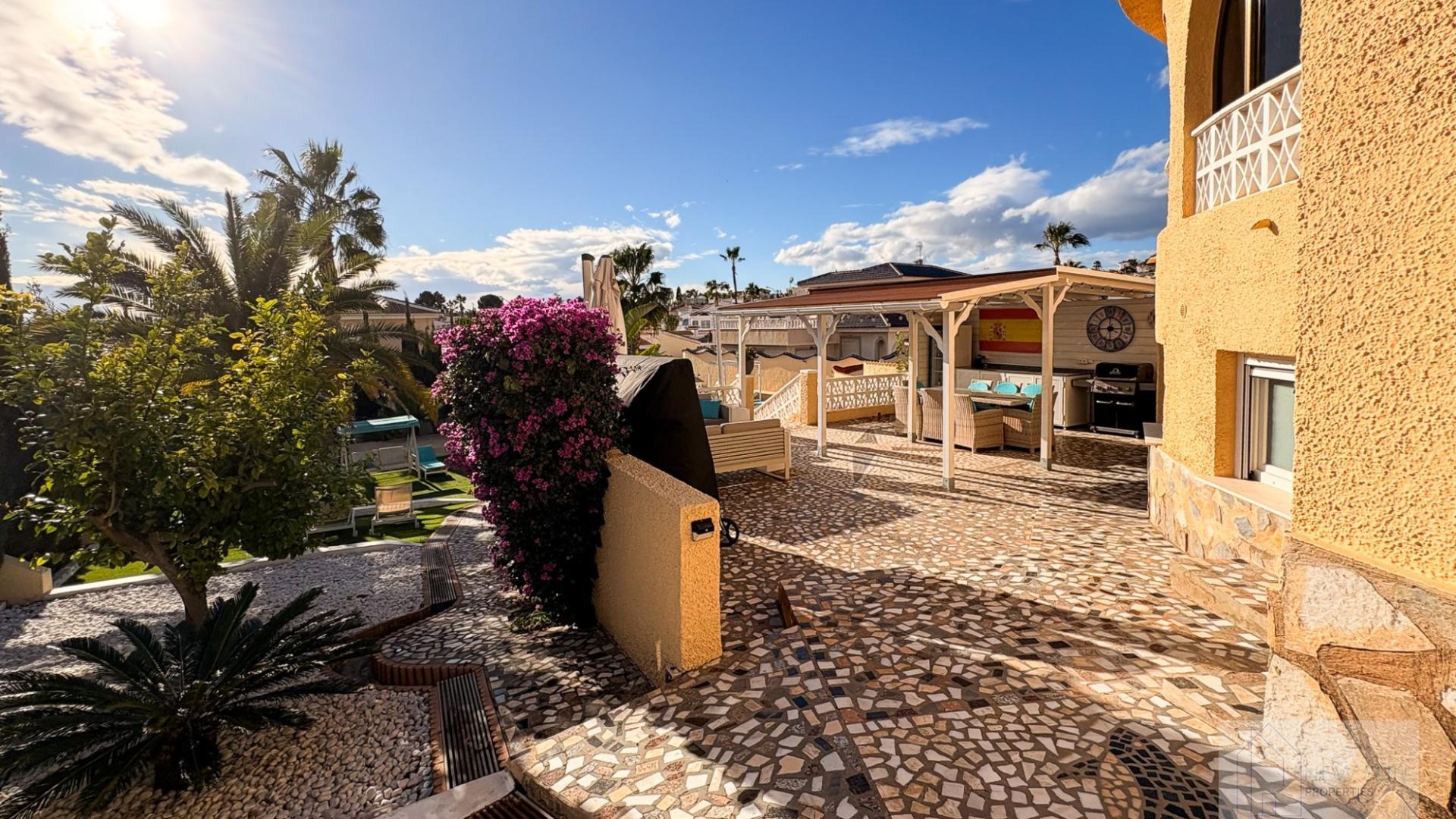 For sale of villa in Rojales