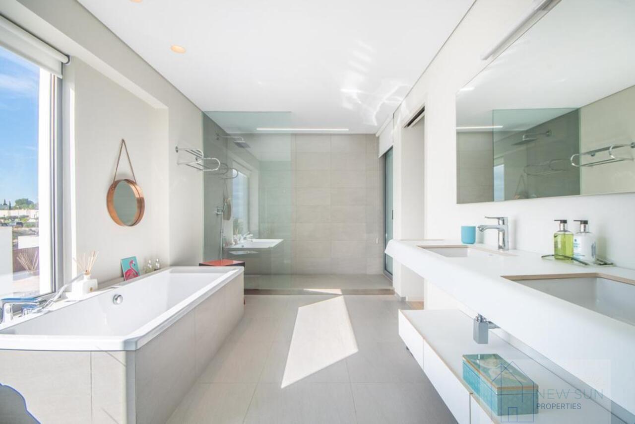 For sale of villa in Orihuela