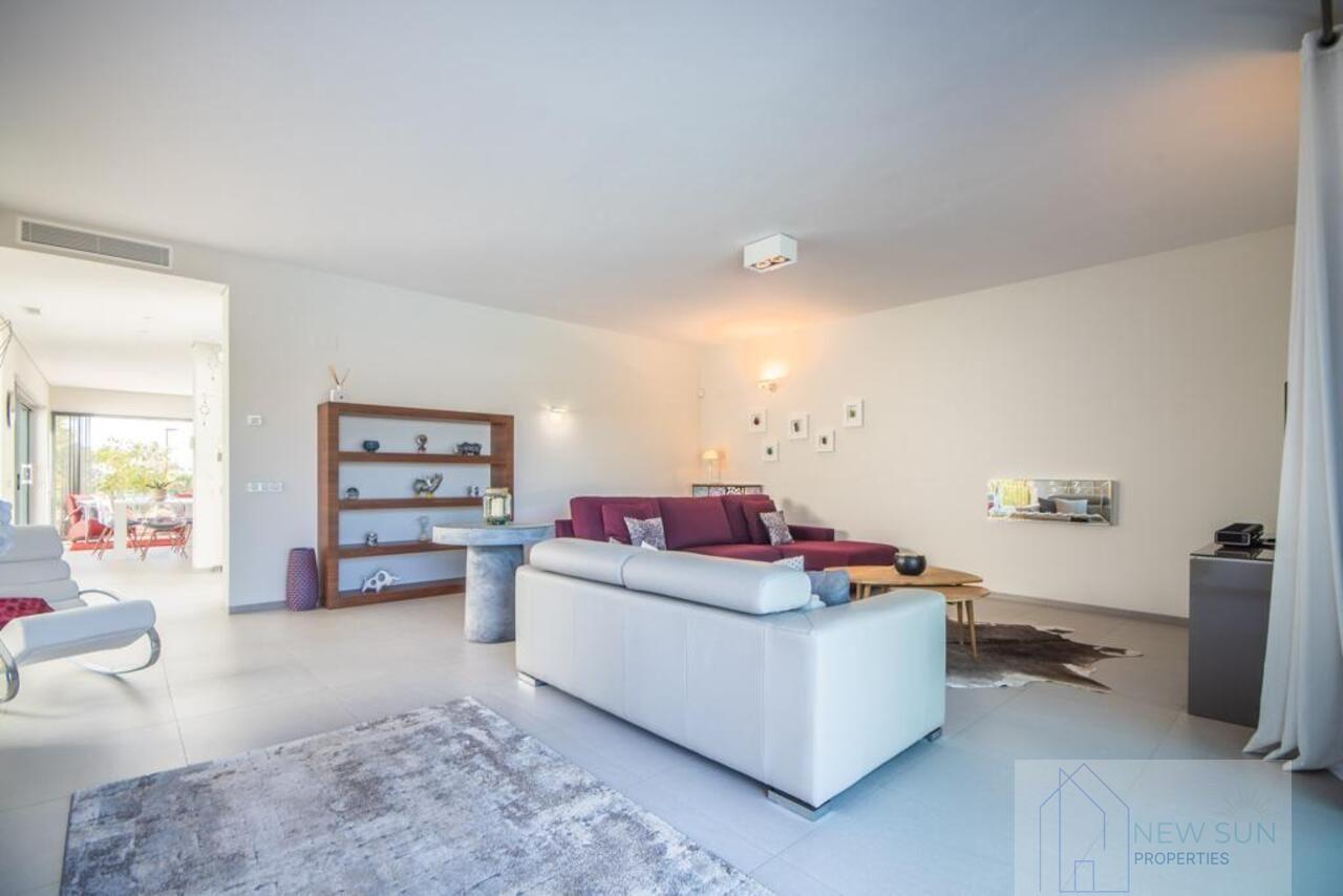 For sale of villa in Orihuela