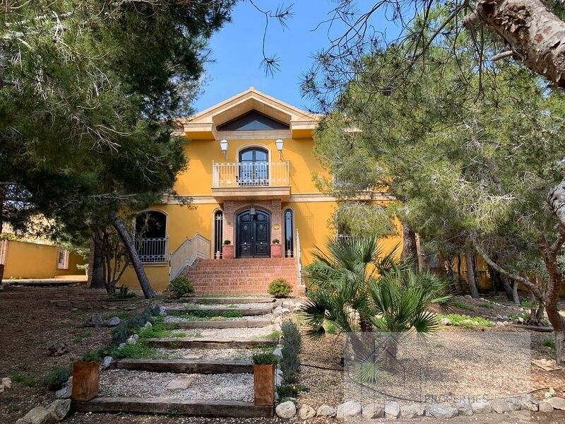For sale of villa in Guardamar del Segura