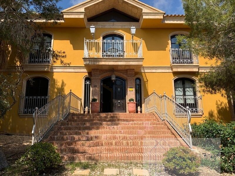 For sale of villa in Guardamar del Segura