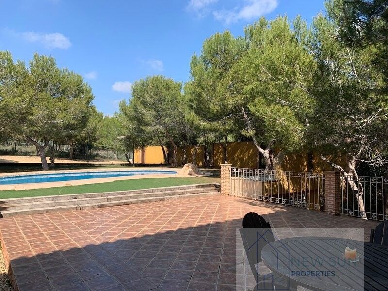 For sale of villa in Guardamar del Segura