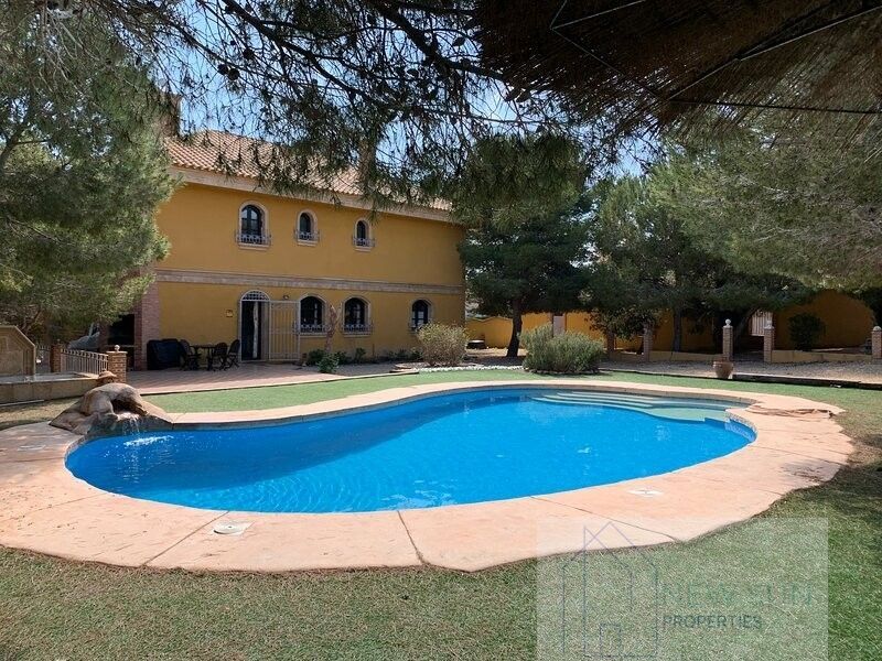 For sale of villa in Guardamar del Segura