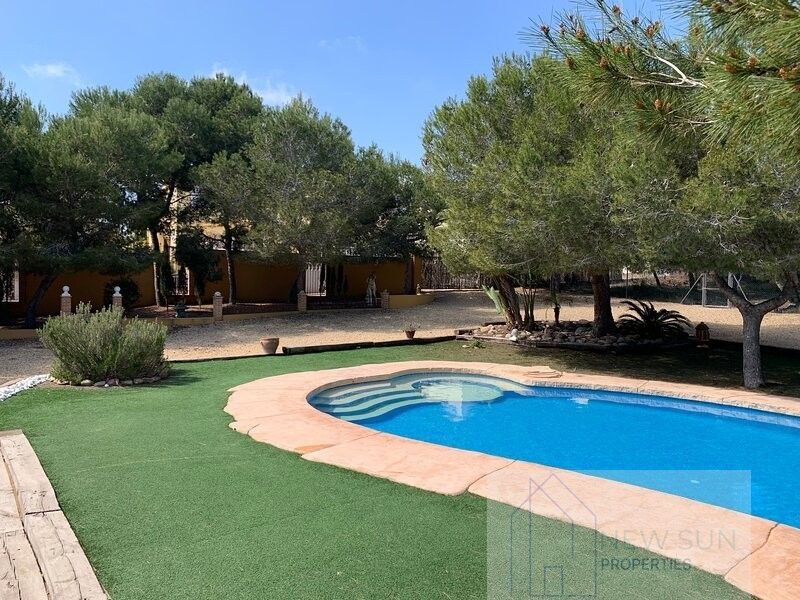 For sale of villa in Guardamar del Segura