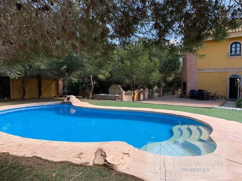 For sale of villa in Guardamar del Segura