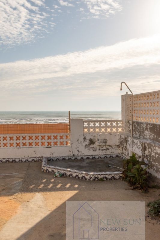 For sale of villa in Guardamar del Segura