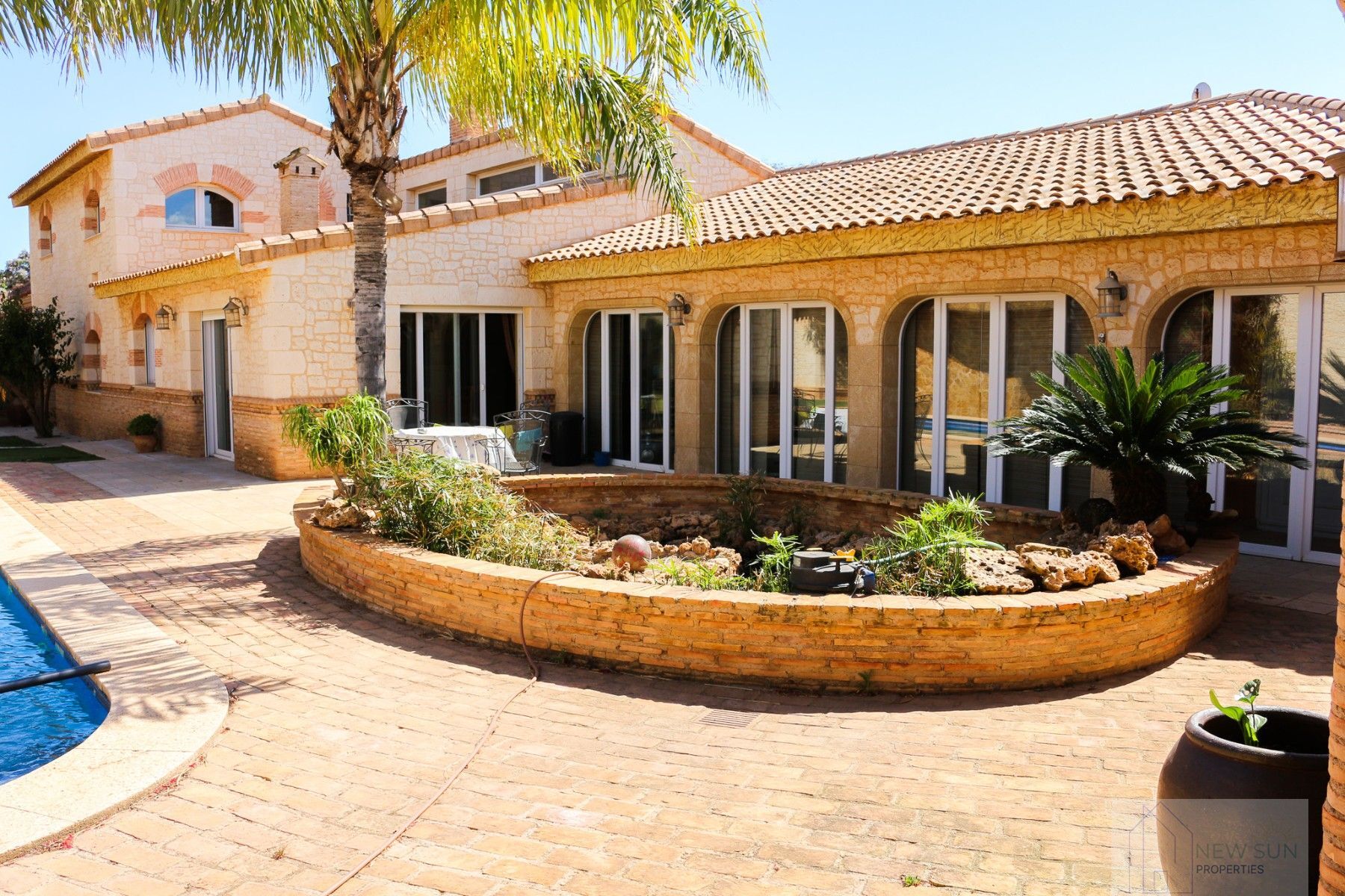 For sale of villa in LOS URRUTIAS