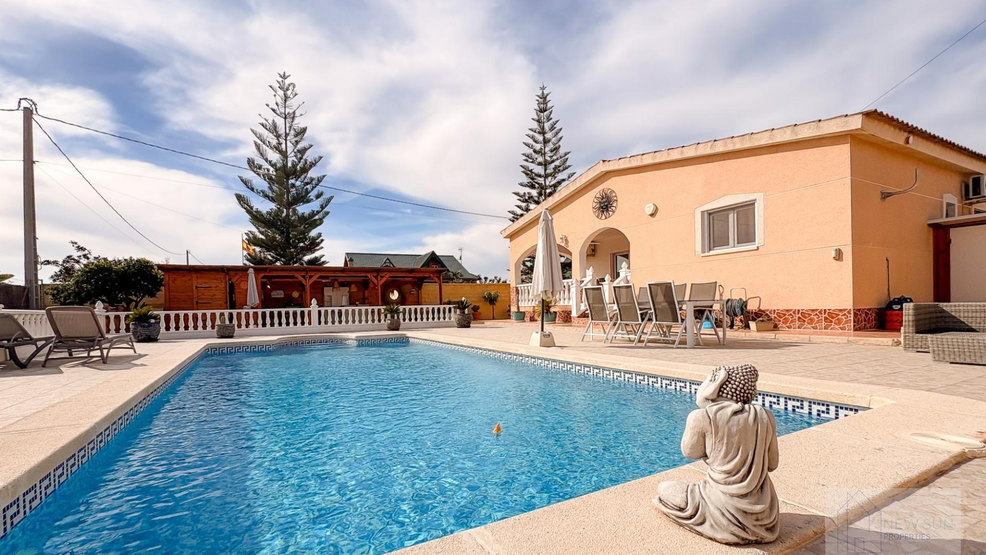 For sale of villa in Catral