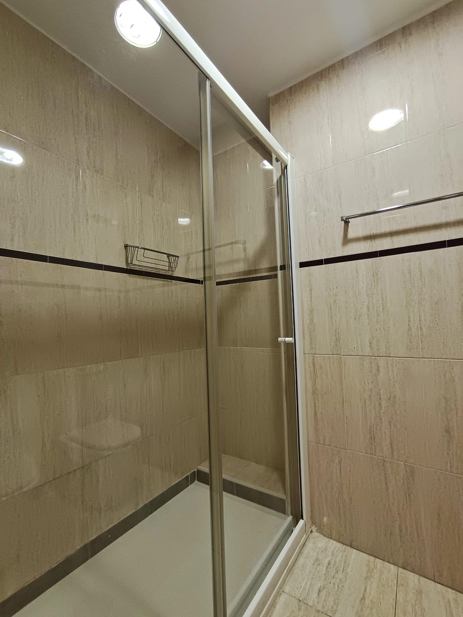 Suite bathroom