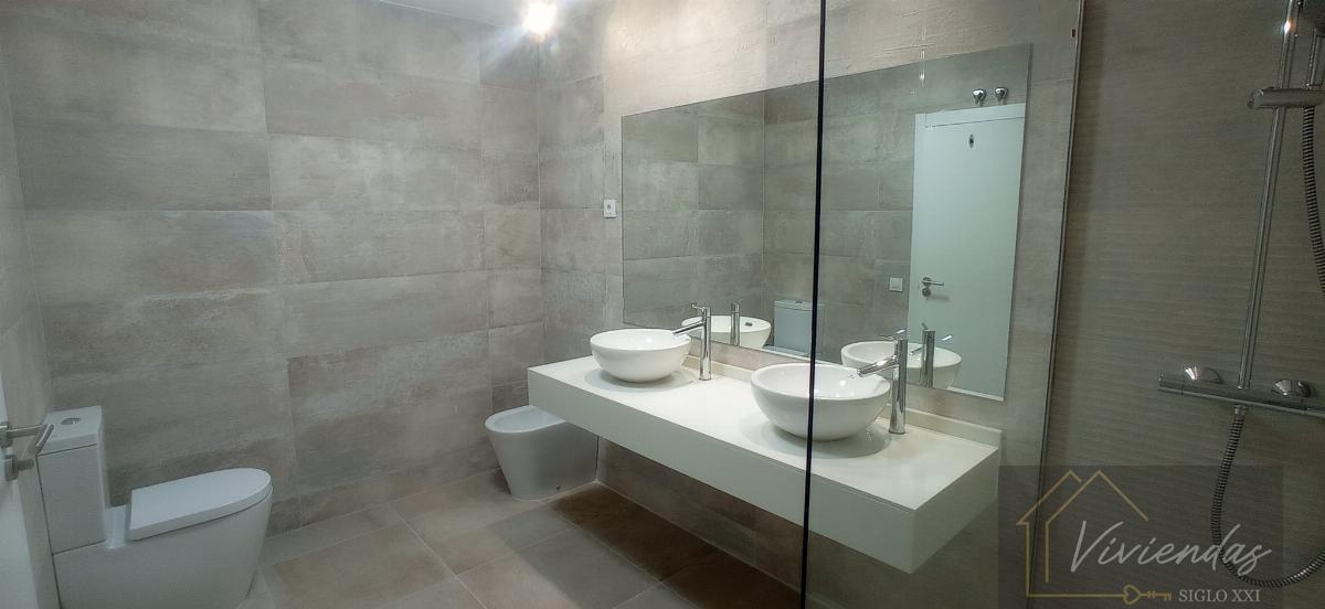 Suite bathroom