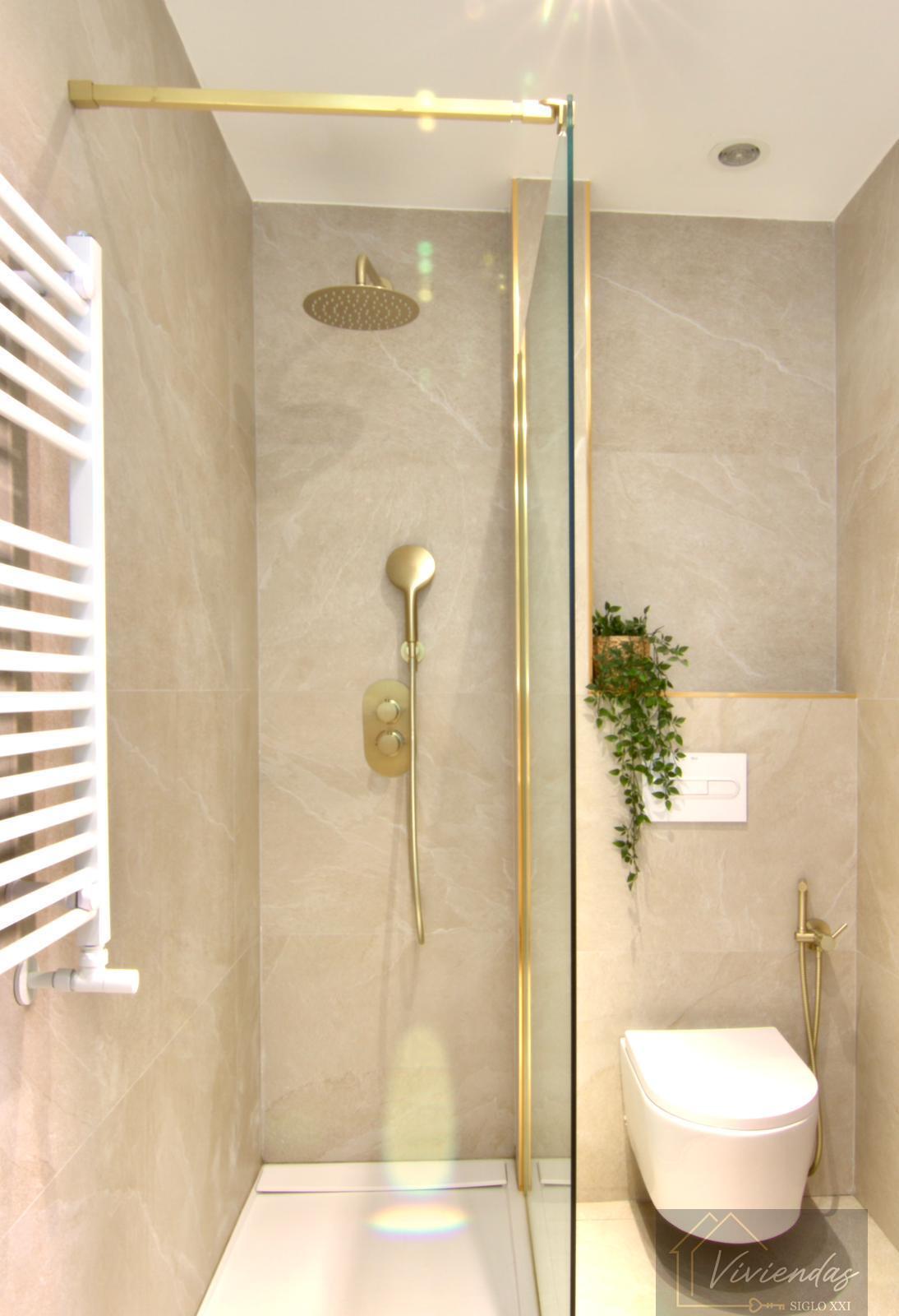 Suite bathroom