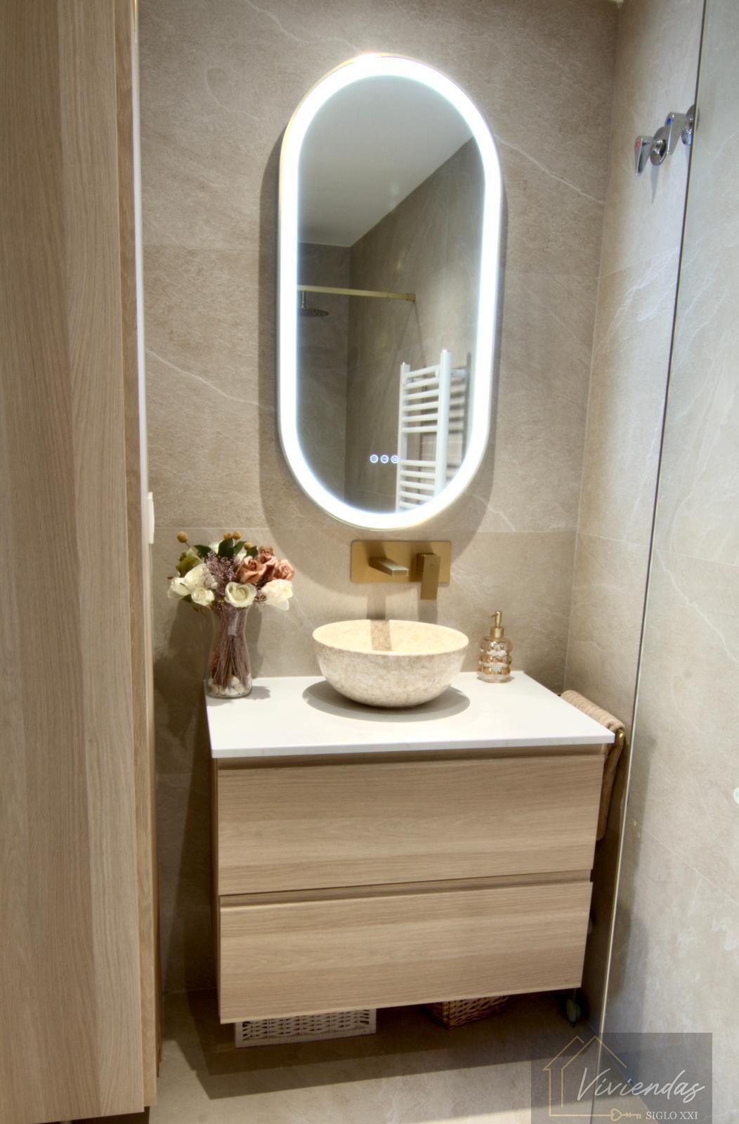 Suite bathroom