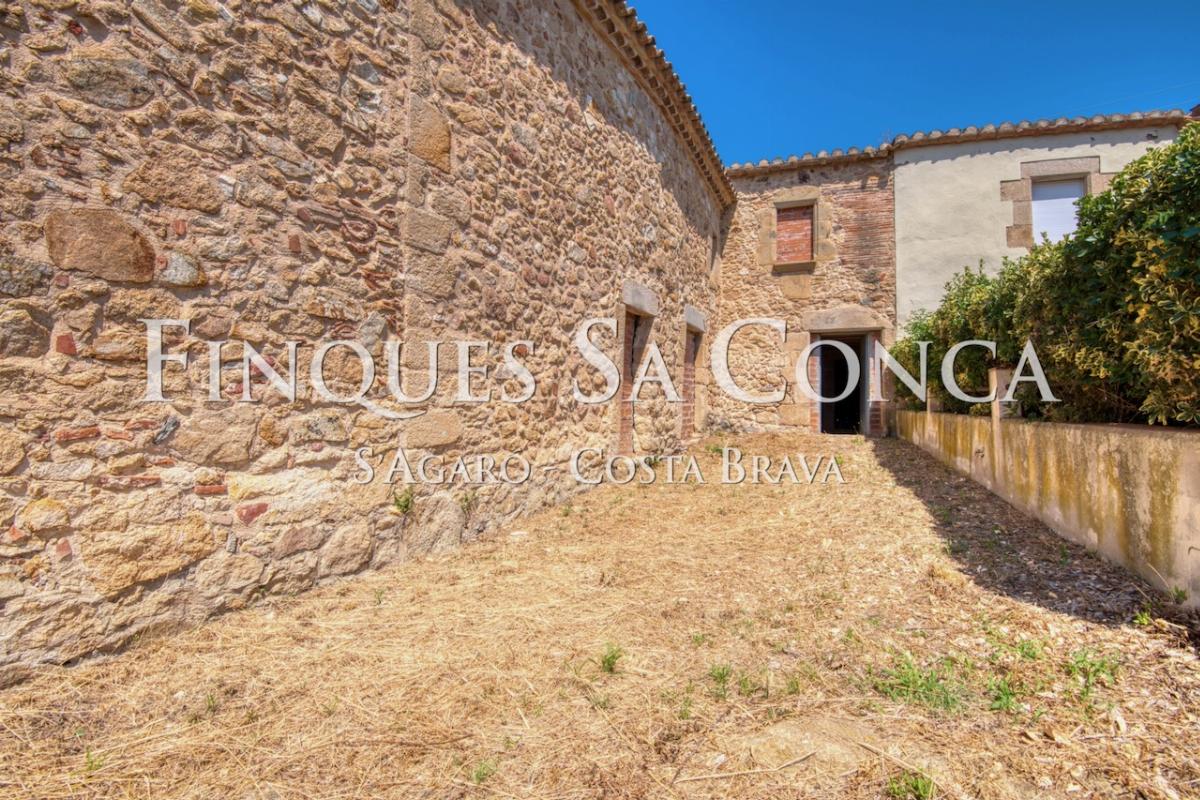 For sale of masia in Castell d´Aro