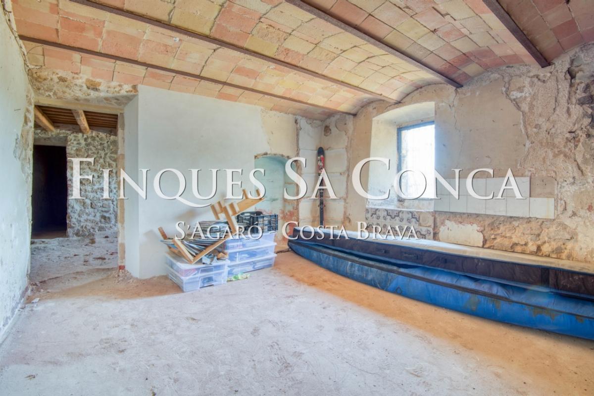 For sale of masia in Castell d´Aro