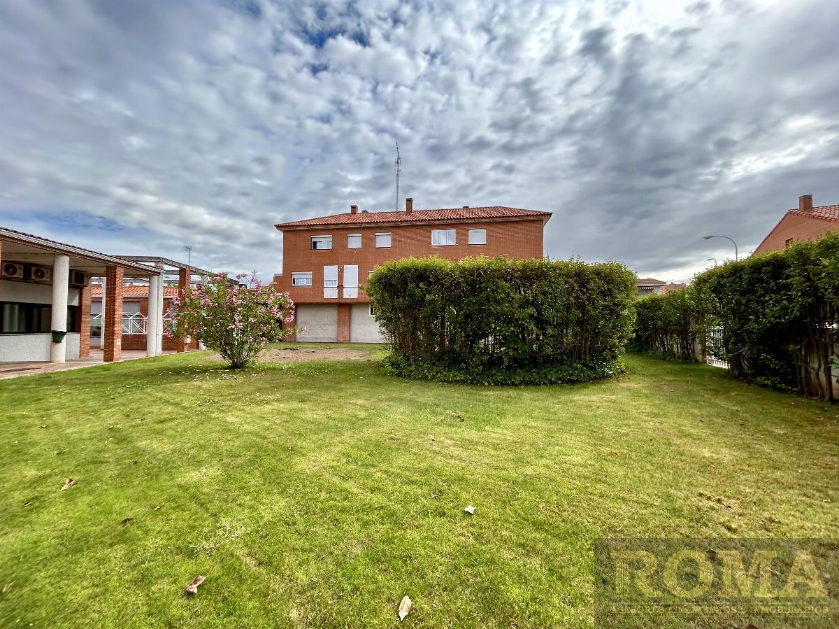 For sale of duplex in Villares de la Reina
