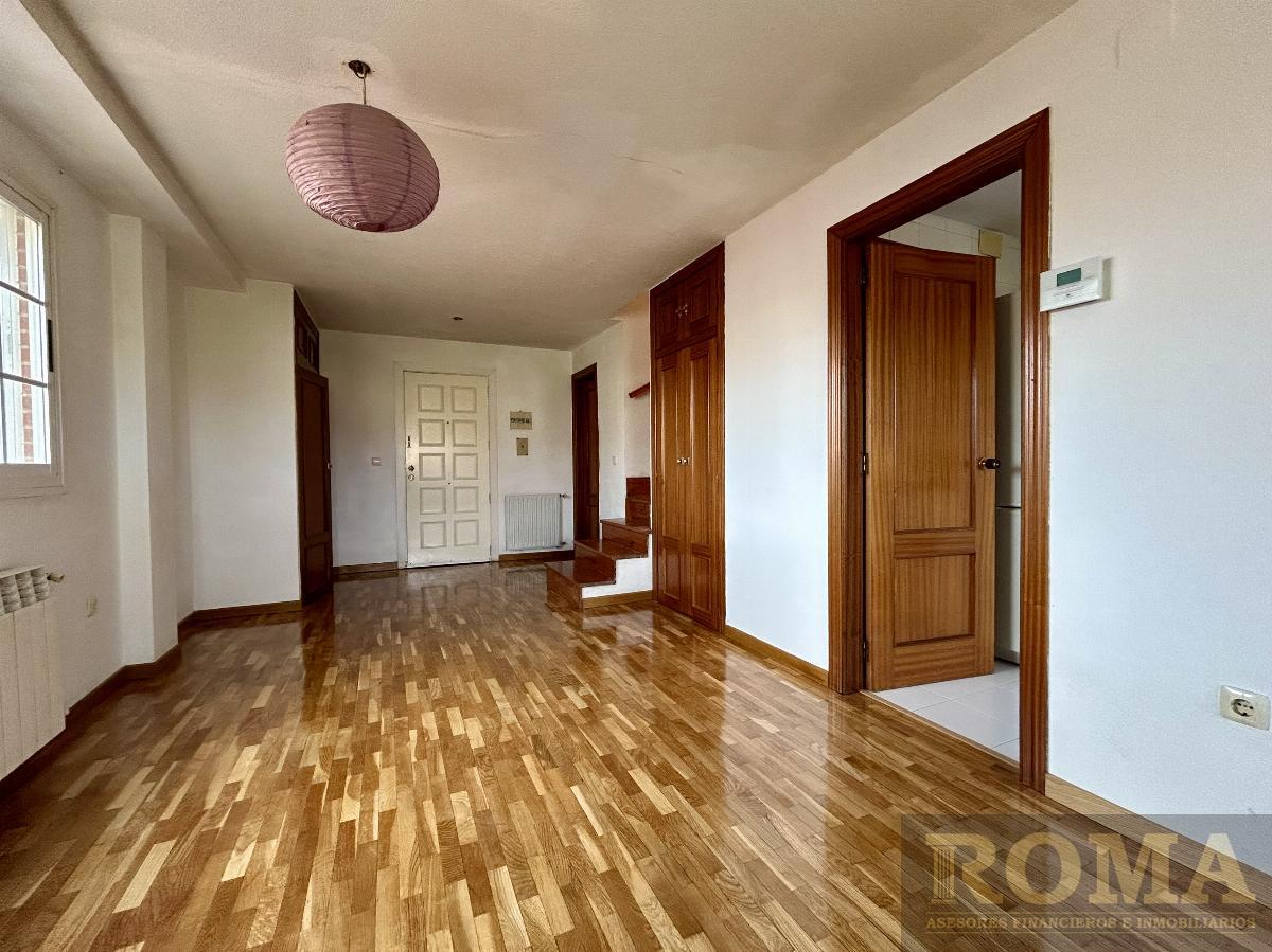 For sale of duplex in Villares de la Reina