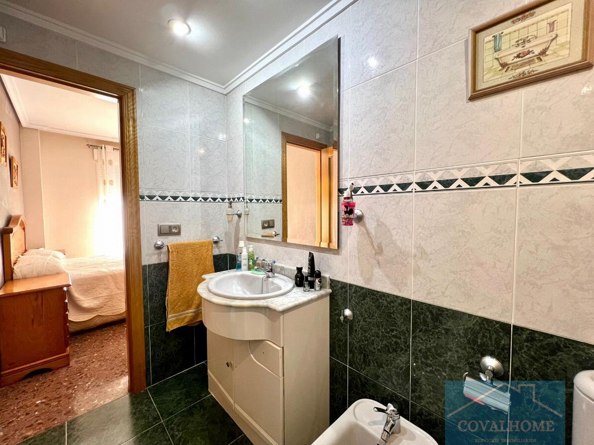Suite bathroom