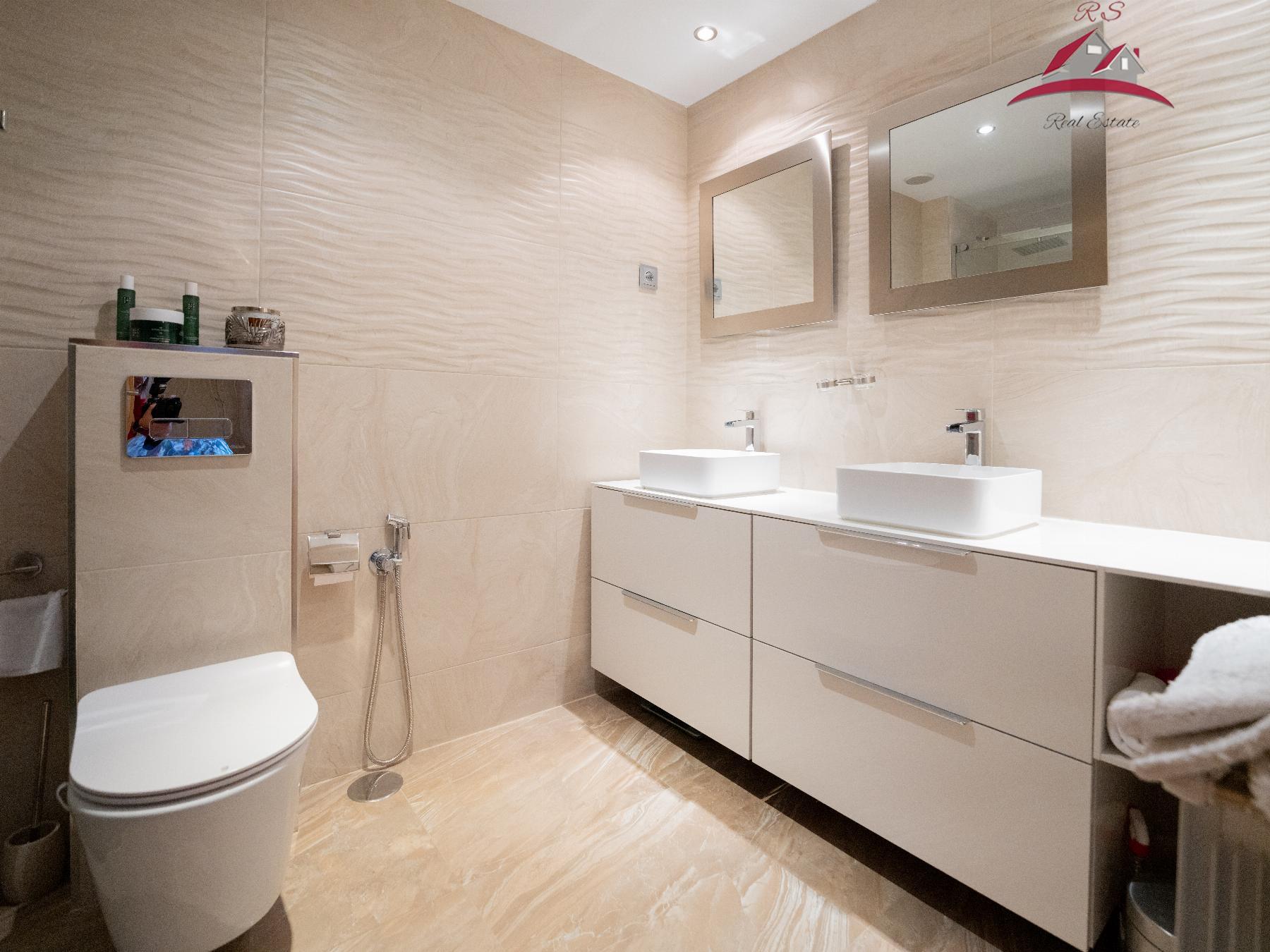 Suite bathroom