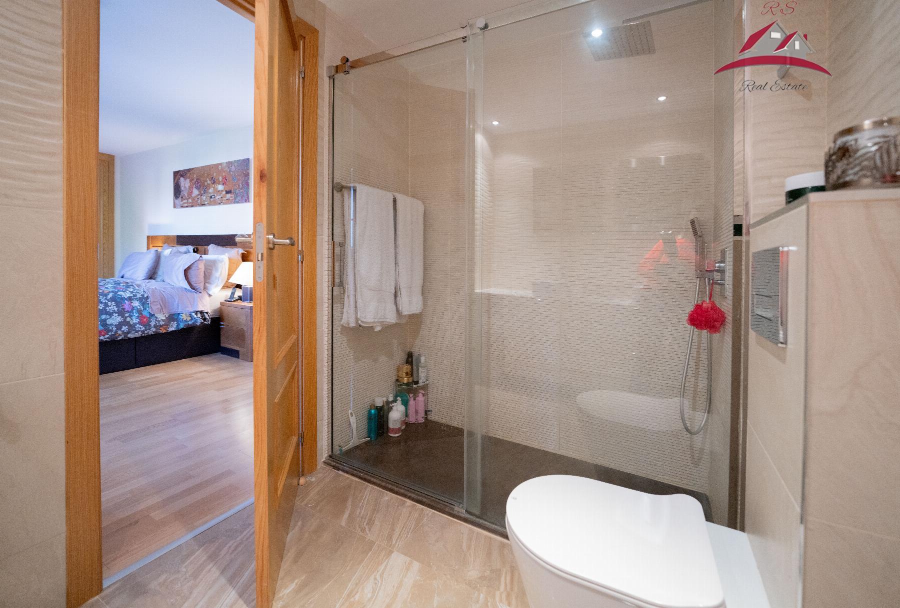 Suite bathroom