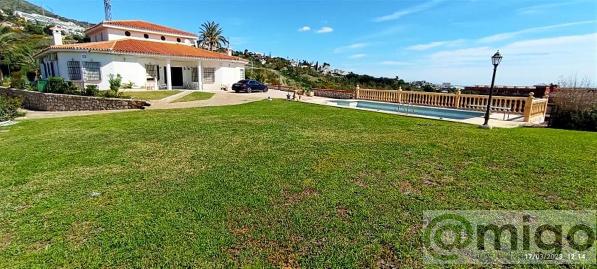 For sale of villa in Benalmadena Costa