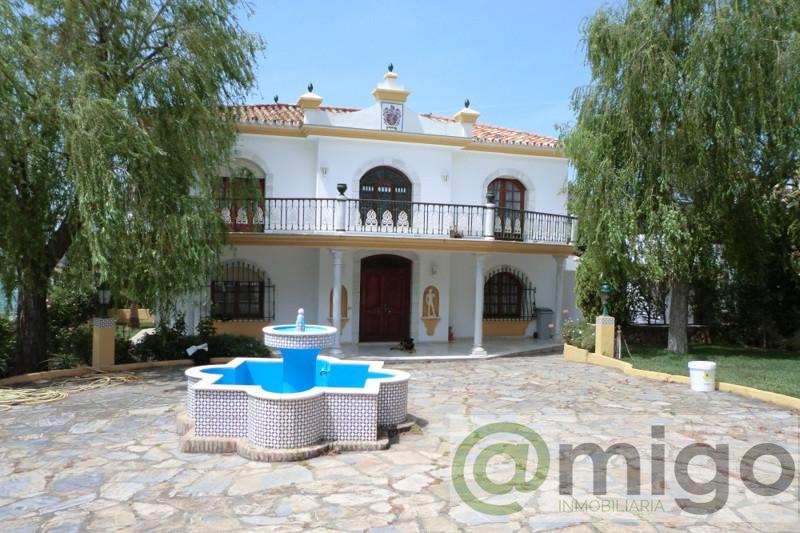 For sale of villa in Estepona