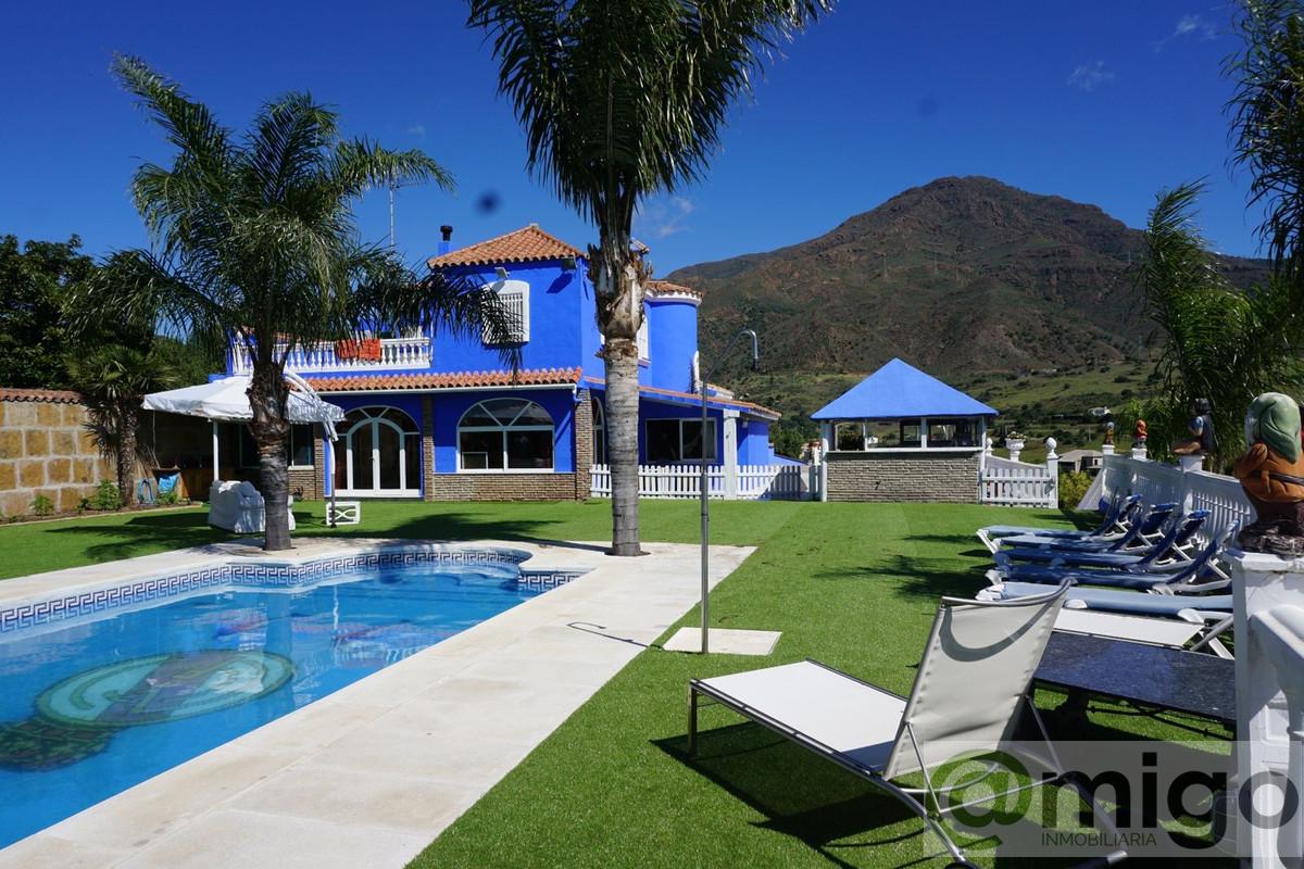 For sale of villa in Estepona
