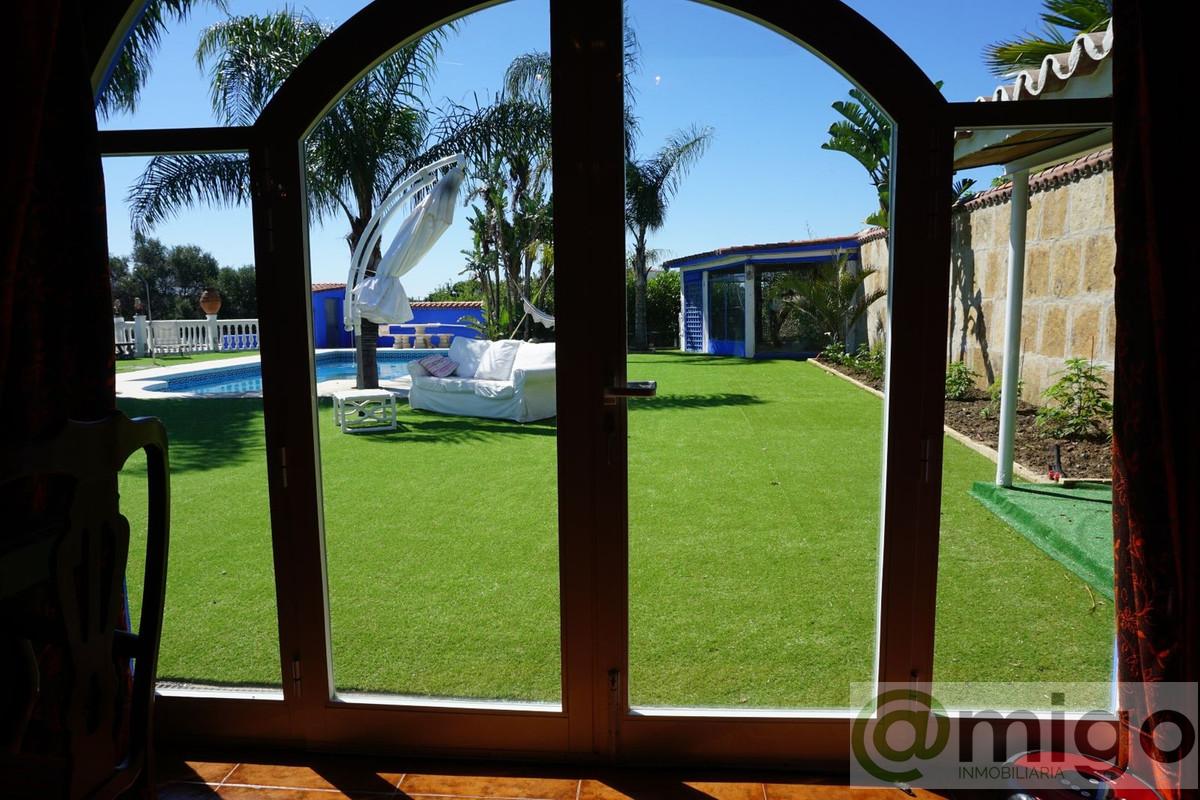 For sale of villa in Estepona