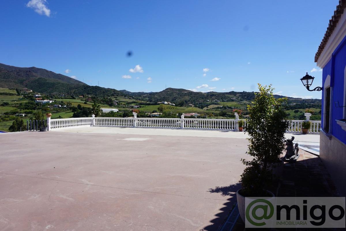 For sale of villa in Estepona