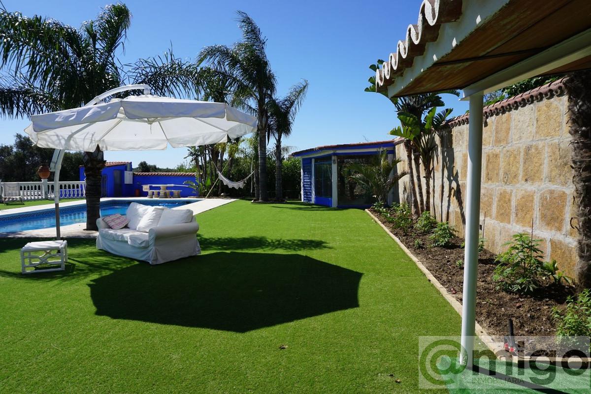 For sale of villa in Estepona